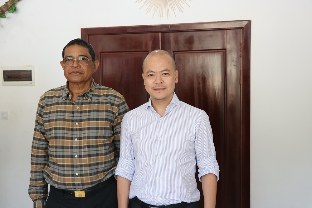 柬埔寨副总理高金然阁下（左）与柬埔寨警民合作中心主席叶长青（右）合影留念.jpg